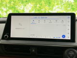 大型タッチパネルで操作も視認性も抜群。目的地設定や各種設定をスムーズに行えます。エンターテイメント機能も充実しており、快適なドライブをサポート。