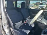 【運転席】座り心地が良いシートなので長時間の運転でも快適にお過ごしいただけます。新品のフロアマットのご注文も可能です。掲載箇所以外にご希望の写真がございましたらお気軽にお問い合わせ下さい。