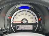 必要な情報を一目で確認できるメーター。シンプルで視認性の高いデザインが、安全運転をサポートします。