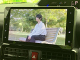 停車時にTVを楽しめる機能です。移動時間を有効活用し、快適なひとときを演出します。安全のため、運転中の視聴は控えましょう。