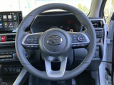 握りやすく操作しやすいステアリングです。細部にまでこだわったデザインで、長距離ドライブでも疲れにくい設計となっています。