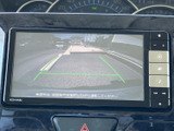 高画質のモニター画面で、後退時の安全確認をサポート。駐車や万引き防止にも役立ちます。