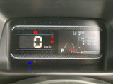 ドライバーにとって重要な情報を分かりやすく表示。視認性の高いレイアウトで、安全運転をサポートします。シンプルでスタイリッシュなデザインもポイントです。