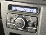 【オートエアコン】一度お好みの温度に設定すれば、車内の温度を検知し風量や温度を自動で調整。暑い&hellip;寒い&hellip;と何度もスイッチ操作をする必要はありません。快適な車内空間には必須の機能ですね♪