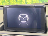 【マツダコネクト】車内の雰囲気にマッチした一体型タイプのディスプレイ。各種車輌設定やBluetooth再生等、様々な機能が楽しめます。専用SDカードのご購入で、ナビ機能も使用出来ます。