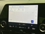 目的地設定や音楽再生など、多彩な機能を手元で操作できる使いやすいインターフェースを搭載。スムーズな操作感で快適なドライブをサポートします。