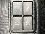 日々の運転をサポートするスイッチ類です。直感的な操作が可能で、快適なドライブに貢献します。