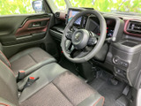 後部席への乗り降りもスムーズに行えるよう設計。家族みんなで快適なカーライフをお楽しみいただけます。