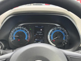 視認性の高いメーター類が、運転に必要な情報を分かりやすく伝えます。洗練されたデザインで、ドライバーの心を惹きつけ、安全で快適な運転をサポートします。