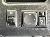 【電動格納ミラー】サイドミラーは電動格納式となっており、狭い駐車場でもキズがつくリスクを抑えられます。