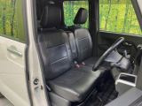 運転席まわりには十分なスペースがあり、大柄な方でもゆったり運転していただける環境です。