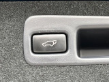 【パワーバックドア】スマートキーや運転席のボタンを押すだけでリアゲートが自動で開閉します!荷物を持っている時や、高い位置にあるバックドアを閉める際に便利な機能です♪