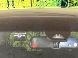 【ホンダセンシング】走行中に前方の車両等を認識し、衝突しそうな時は警報とブレーキで衝突回避と被害軽減をアシスト。より安全にドライブをお楽しみいただけます。