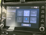 高精細なディスプレイが、ドライブをより一層楽しく演出。AM/FMラジオに加え、USBやBluetooth接続も可能です。お気に入りの音楽をどうぞ。