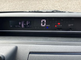 必要な情報を一目で確認できる、見やすいメーターパネル。運転中の視認性を高め、安全運転をサポートします。