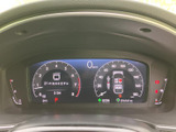重要な情報を分かりやすく表示するメーター。視認性の高いデザインで、運転中の確認が容易です。安全運転をサポートします。