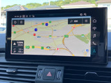 鮮明な地図表示で、スムーズなナビゲーションを実現。交通情報も確認できるので、安全運転をサポートします。