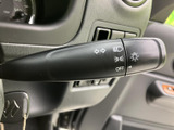視認性の高いウインカーレバー。安全運転をサポートし、周囲への注意喚起をスムーズに行えます。