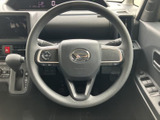 操作系の視認性が高く、直感的な操作で運転をサポート。握り心地にも配慮したデザインで、長時間のドライブでも疲れにくい工夫が施されています。