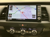 鮮明な地図表示で、スムーズなナビゲーションを実現。最新の交通情報も確認でき、安全運転をサポートします。目的地までのルートを分かりやすく表示します。