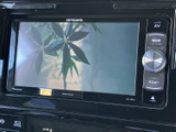 停車時に映像を楽しめるTVモニターを搭載。お子様連れのご家族にもおすすめです。移動中の視聴は安全のためお控えください。