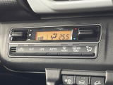 【オートエアコン】一度お好みの温度に設定すれば、車内の温度を検知し風量や温度を自動で調整。暑い&hellip;寒い&hellip;と何度もスイッチ操作をする必要はありません。快適な車内空間には必須の機能ですね♪