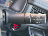 【オートライト(AUTO)】外の明るさをシステムが感知して、自動でヘッドライトが点灯します。ヘッドライトをつけ忘れを防ぐ便利機能です。