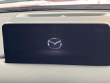 【10.25インチマツダコネクト】車内の雰囲気にマッチした大型ディスプレイ。スマホ接続でのナビ使用やBluetooth再生等、様々な機能が楽しめます。直感的なダイヤル操作が可能で、使い勝手も良好です。