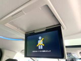 【フリップダウンモニター】大画面モニターで後席でもエンタメをお楽しみいただけます。小さなお子様にも大人気の装備です♪