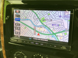 目的地までのルートをスムーズに案内してくれるナビゲーションシステム。運転中でも安全に操作でき、快適なドライブをサポートします。