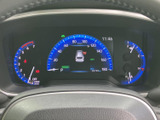 視認性の高いメーターデザインで、走行情報をひと目で確認できます。運転に必要な情報を分かりやすく表示します。