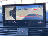 駐車や後退時の安全をサポート。後方視界を確保し、スムーズな運転を支援します。