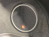 【JBLサウンドシステム】メーカーオプションの高品位サウンドシステムを搭載。専用のチューニングが施された大小様々なスピーカーから良質なサウンドが奏でられ、臨場感あふれる音響空間を演出します。