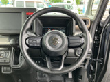 握りやすく、操作しやすい設計で、長距離運転でも疲れにくいです。インパネ操作も容易で、運転中の視線移動を最小限に抑え、安全性を高めます。