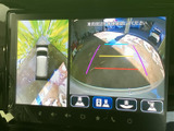 駐車時や後退時の安全をサポート。映像を大画面で確認できるので、小さな子どもや障害物も見落としにくいです。