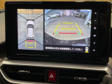 【パノラミックビューモニター】専用のカメラにより、上から見下ろしたような視点で360度クルマの周囲を確認することができます☆死角部分も確認しやすく、狭い場所での切り返しや駐車もスムーズに行えます。