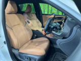 運転席まわりには十分なスペースがあり、大柄な方でもゆったり運転していただける環境です。
