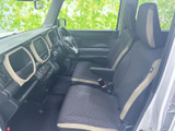 運転席側のドアを開けると、内装の質感の高さが際立ちます。広々とした空間と使い勝手の良さが魅力です。