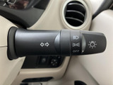 操作しやすいウインカーレバーは、安全な運転をサポートする重要な装備です。視認性の高いデザインで、夜間走行時にも安心です。