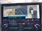 後方視界を広げるカメラ表示機能。駐車場での出し入れや、狭い道での運転をサポートします。安全運転を心がけましょう。