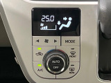 【オートエアコン】一度お好みの温度に設定すれば、車内の温度を検知し風量や温度を自動で調整。暑い&hellip;寒い&hellip;と何度もスイッチ操作をする必要はありません。快適な車内空間には必須の機能ですね♪
