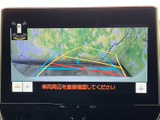 後退時には、周囲の状況がはっきりと確認できるカメラ映像が表示され、安全な後退をサポートします。運転支援機能も搭載。