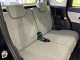 後部座席にも収納スペースがあり、ちょっとした荷物を置くのに便利です。家族旅行にも最適です。