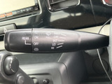 雨天時や視界不良時でも、安心して運転できるワイパー操作レバー。様々なモードを選択可能です。