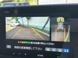 後方確認をサポートするカメラ映像をクリアに表示。安全確認をサポートし、万が一のリスクを軽減します。駐車時にも安心です。