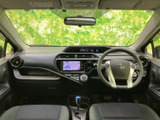 運転席ドアを開けると、広々とした空間が広がります。使いやすいレイアウトで、快適なドライビングポジションを実現しています。