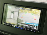 駐車時の後方確認をサポートするバックモニター。安全な後退を支援し、万が一の衝突を防ぎます。狭い場所でも安心です。