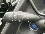 雨の日でも視界をクリアにするワイパーレバー。快適なドライブをサポートし、安全運転を確保します。雨天時も安心です。