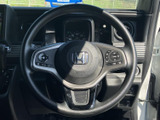 操作しやすいステアリングホイールで、安全で快適な運転をサポート。スイッチ類も手の届く範囲に配置されています。