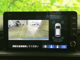 後退時の安全をサポートする映像表示機能です。周囲の状況を把握しやすく、安心してバック操作を行えます。